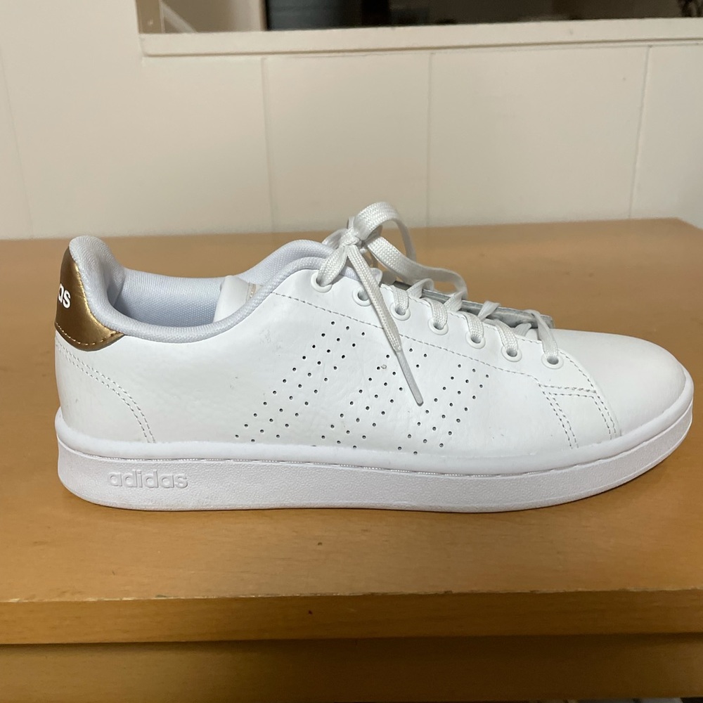 BRAND NEW SIZE 9 ADIDAS SNEAKERS